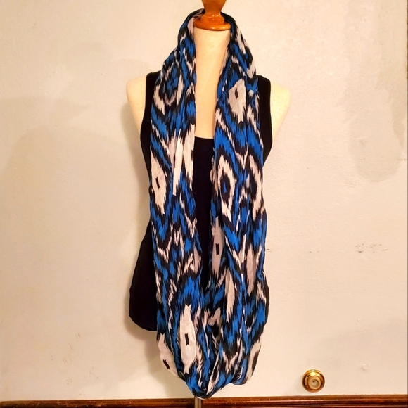 Geometric Print Infinity Scarf - Picture 2 of 3